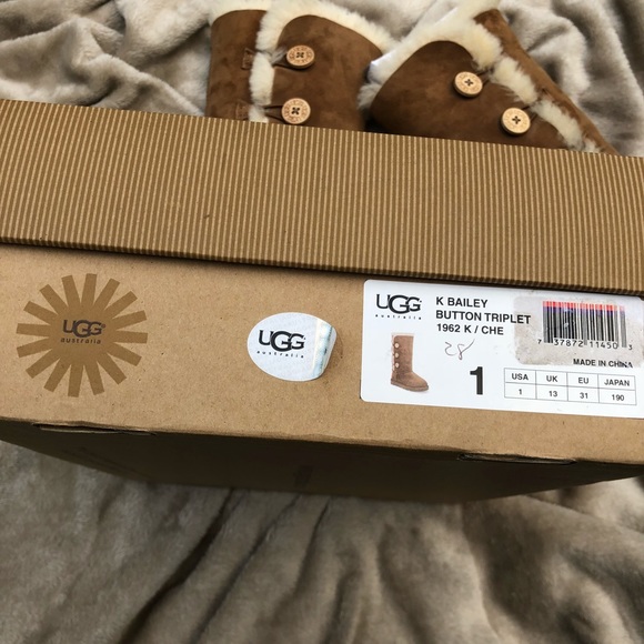 UGGs Bailey Button Triplet. Girls Size 1. - Picture 3 of 8